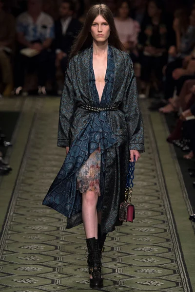 Look 16